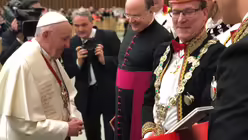 Papst Franziskus mit der Karnevals-Stola (Erzbistum Köln)
