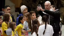 Papst Franziskus mit Kindern des Bambino Ges&ugrave; Kinderkrankenhauses / &copy; Alessandra Tarantino (dpa)