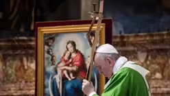 Papst Franziskus mit Kreuzstab aus Holz von Fl&uuml;chtlingsboot (KNA)