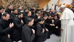 Papst Franziskus mit Priestern / © Osservatore Romano (KNA)