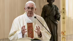 Papst Franziskus predigt bei einem Gottesdienst ohne Teilnehmer in der Kapelle Sanctae Marthae am 1. Mai 2020 im Vatikan. / &copy; Vatican Media/Romano Siciliani (KNA)