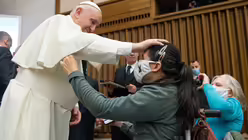 Papst Franziskus segnet eine Frau im Rollstuhl bei der Generalaudienz am 10. November 2021 im Vatikan. / &copy; Vatican Media/Romano Siciliani (KNA)