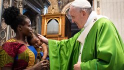 Papst Franziskus segnet eine Frau mit Kind bei einer Messe mit ehemaligen Bootsflüchtlingen / © Vatican Media/Romano Siciliani (KNA)