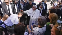 Papst Franziskus segnet einen unbekannten Mann in Bratislava / &copy; Josek/AP (dpa)