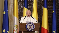 Papst Franziskus spricht bei einem Treffen im Präsidentenpalast Cotroceni / © Andrew Medichini (dpa)