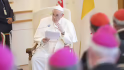 Papst Franziskus spricht bei einem Treffen mit Bisch&ouml;fen. / &copy; Michal Sv&iacute;tok/TASR (dpa)