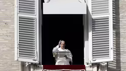 Papst Franziskus spricht das Angelus-Gebet aus seinem B&uuml;ro-Fenster am Pertersplatz &ndash; und ermahnt angesichts anhaltender Auseinandersetzungen zwischen Anh&auml;ngern der Regierung und der Opposition die Konfliktparteien in Bolivien zur Besonnenheit. / &copy; Gregorio Borgia/AP (dpa)