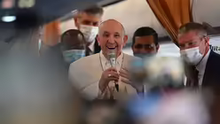 Papst Franziskus spricht in Flugzeug mit Journalisten. / &copy; Johannes Neudecker (dpa)