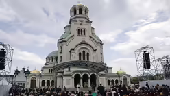 Papst Franziskus spricht vor der Kathedrale auf dem Alexander-Newski-Platz / © Alessandra Tarantino (dpa)
