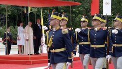 Papst Franziskus steht bei einer Begrüßungszeremonie in den Gärten von Schloss Cotroceni, dem Amtssitz des rumänischen Präsidenten / © Andrew Medichini (dpa)