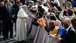Papst Franziskus steht vor einer Menschenmenge und gibt Autogramme während der Generalaudienz / © Cristian Gennari/Romano Siciliani (KNA)