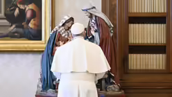 Papst Franziskus steht w&auml;hrend des Angelus-Gebets am 6. Januar 2021 im Vatikan vor den Figuren der Heiligen Familie: Maria, Josef und Jesuskind. / &copy; Vatican Media/Romano Siciliani (KNA)