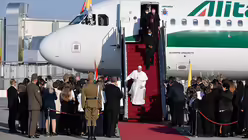 Papst Franziskus steigt aus dem Flugzeug bei seiner Ankunft am Flughafen von Budapest am 12. September 2021. / &copy; Vatican Media/Romano Siciliani (KNA)