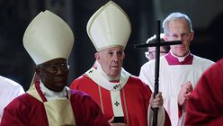 Papst Franziskus trägt in der Peterskirche während einer heiligen Messe in Erinnerung an die verstorbenen Kardinäle und Bischöfe ein Kreuz. / © Evandro Inetti/ZUMA Wire (dpa)