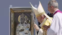 Papst Franziskus trifft ein, um die Abschlussmesse zum 52. internationalen Eucharistischen Kongress auf dem Heldenplatz zu feiern. / &copy; Gregorio Borgia/AP (dpa)