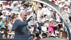 Papst Franziskus trifft im Papamobil auf dem Heldenplatz ein. / &copy; Laszlo Balogh/AP (dpa)