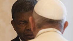 Papst Franziskus trifft Jao Lourenco (l), Präsident von Angola, im Rahmen einer Privataudienz. / © Alberto Lingria/Reuters POOL/AP (dpa)