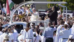 Papst Franziskus trifft mit dem Papamobil vor vielen wartenden Menschen auf dem Heldenplatz ein, um die Abschlussmesse zum 52. internationalen Eucharistischen Kongress zu feiern. / &copy; Gregorio Borgia/AP (dpa)