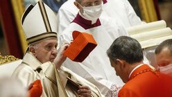 Papst Franziskus übergibt während eines Konsistoriums dem neu ernannten Kardinal Mario Grech sein Birett.  / © Fabio Frustaci/ANSA Pool/AP (dpa)