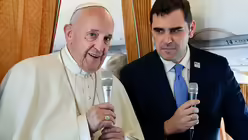  Papst Franziskus und Alessandro Gisotti, Sprecher des Vatikans, spricht w&auml;hrend des Fluges mit Journalisten. / &copy; Ettore Ferrari (dpa)