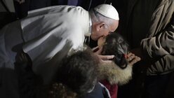Papst Franziskus und ein Mädchen in einer Jugendeinrichtung in Rom / © Vatican Media/Romano Siciliani (KNA)