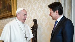 Papst Franziskus und Giuseppe Conte / © Vatican Media/Romano Siciliani (KNA)