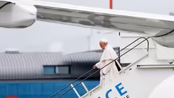 Papst Franziskus verl&auml;sst das Flugzeug bei seiner Ankunft am Flughafen von Otopeni, Rum&auml;nien / &copy; Paul Haring (KNA)
