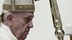 Papst Franziskus verlässt den Petersdom am Ende der Ostermesse.  / © Filippo Monteforte (dpa)