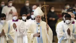  Papst Franziskus verl&auml;sst den Petersdom nach einer Messe zum Hochfest der heiligen Maria / &copy; Andrew Medichini (dpa)