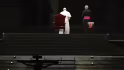 Papst Franziskus verlässt nach der Kreuzweg-Zeremonie den Petersplatz / © Alessandra Tarantino (dpa)