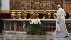 Papst Franziskus verlässt nach der Ostermesse den fast leeren Petersdom / © Andreas Solaro (dpa)