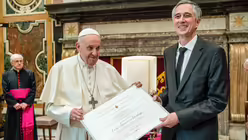 Papst Franziskus verleiht den Ratzinger-Preis an Ludger Schwienhorst-Sch&ouml;nberger, Professor f&uuml;r Alttestamentliche Bibelwissenschaft an der Universit&auml;t Wien. / &copy; Vatican Media/Romano Siciliani (KNA)