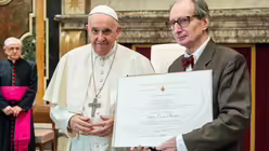 Papst Franziskus verleiht den Ratzinger-Preis an Philosoph Jean-Luc Marion, Preistr&auml;ger des letzten Jahres / &copy; Vatican Media/Romano Siciliani (KNA)