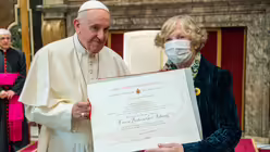 Papst Franziskus verleiht den Ratzinger-Preis an Philosophin Hanna-Barbara Gerl-Falkovitz. / &copy; Vatican Media/Romano Siciliani (KNA)