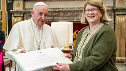 Papst Franziskus verleiht den Ratzinger-Preis an Tracey Rowland, Theologin und Professorin an der University of Notre Dame Australia, Preistr&auml;gerin des letzten Jahres. / &copy; Vatican Media/Romano Siciliani (KNA)