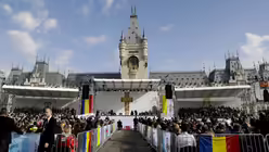 Papst Franziskus vor dem Kulturpalast in Iasi / &copy; Andrew Medichini (dpa)