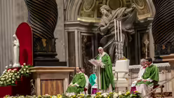 Papst Franziskus w&auml;hrend des Gottesdienstes im Petersdom zum "Welttag der Armen" / &copy; Stefano Dal Pozzolo (KNA)