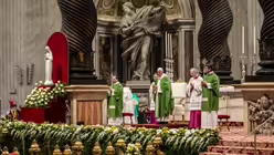 Papst Franziskus w&auml;hrend des Gottesdienstes im Petersdom zum "Welttag der Armen" / &copy; Stefano Dal Pozzolo (KNA)