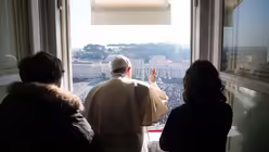 Papst Franziskus winkt beim Angelus-Gebet / &copy; Vatican Media/Romano Siciliani (KNA)