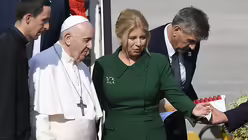 Papst Franziskus wird durch Zuzana Caputova, Pr&auml;sidentin der Slowakei, am Flughafen in Bratislava empfangen. / &copy; Pavel Neubauer/TASR (dpa)