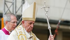 Papst Franziskus zelebriert die Messe in Sofia / © Paul Haring (KNA)