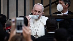 Papst Franziskus zieht den Mundschutz ab während der Generalaudienz / © Cristian Gennari/Romano Siciliani (KNA)