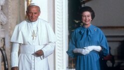 Papst Johannes Paul II. und Queen Elisabeth, 1982 (KNA)