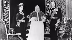 Papst Johannes XXIII. empf&auml;ngt am 5. Mai 1961 die britische K&ouml;nigin Elizabeth II. (l.) und Prinz Philip (r.) (KNA)