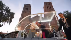 Der Papst vor Kampalas Kathedrale in Uganda / © Daniel Dal Zennaro