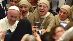 Herzliche Begr&uuml;&szlig;ung f&uuml;r Franziskus / &copy; Ettore Ferrari (dpa)