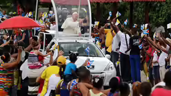 Franziskus auf dem Weg nach El Cobre / © Alejandro Ernesto (dpa)
