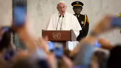 Franziskus vor UN-Mitarbeitern / © Kevin Hagen  (dpa)