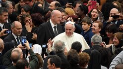 Franziskus lud 4.500 Vatikanangestellte in die Audienzhalle / © Claudio Peri/ANSA (dpa)