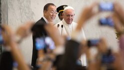 Franziskus und Ban Ki Moon  / © Kevin Hagen  (dpa)